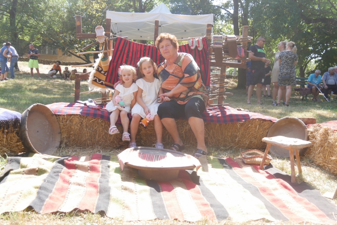 Малките Мария и Дарлия от София, които цяло лято гостуват на баба си Иванка се включиха в събитието