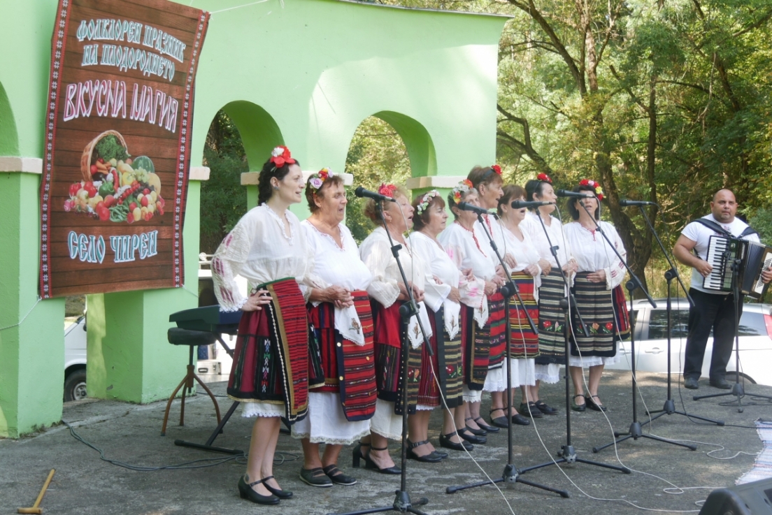 Певческа група "Балкански славей" с ръководител Борислав Борисов от Паволче