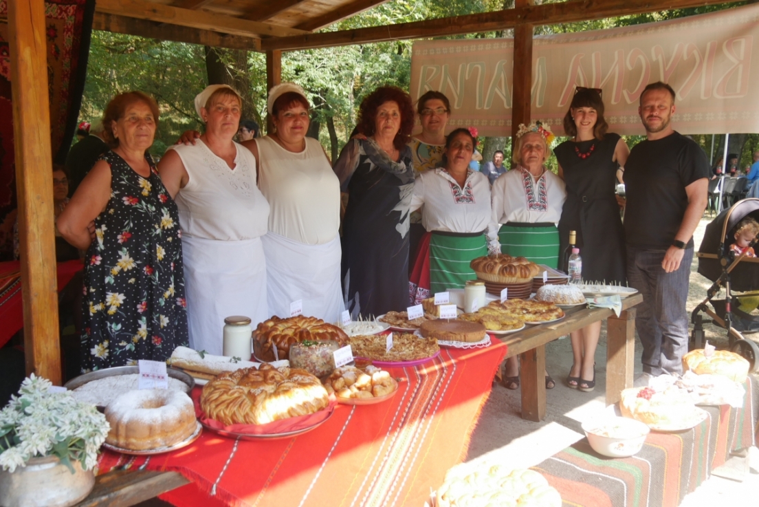 12 кулинарки наредиха изложба "Ястията на баба" с традционни храни