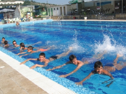 Организират курсове по плуване за ученици 