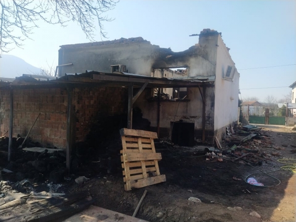 Събират средства за изгорял дом на самотна учителка