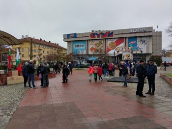 Симпатизанти и противници на кмета се събраха в центъра на Враца СНИМКИ
