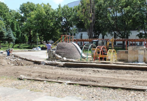 Обновяват парка „Слончето“ до читалището в Бяла Слатина