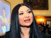 Софи Маринова пее за ромския празник в Бяла Слатина