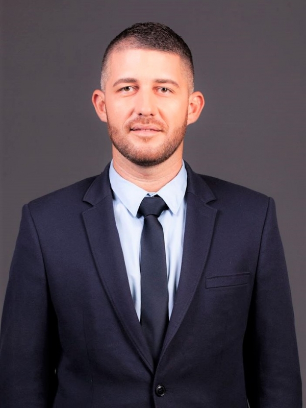 Общински съветник дарява заплатата си за читалище