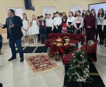 Ученици и учители пресъздадоха традиционните коледни обичаи