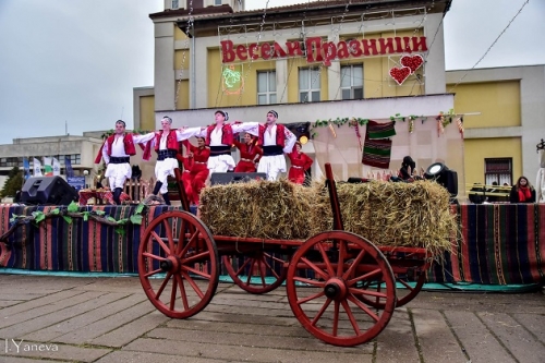 Сурвакари и певческа група от Перник чакат в Козлодуй