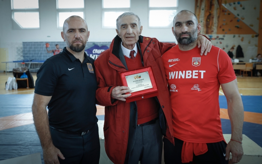 Със специален плакет бе отличен Илия Здравков