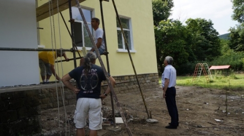 Ударно ремонтират читалището в Ребърково