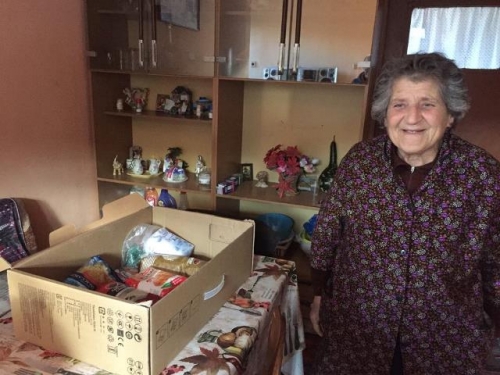 Баби и многодетно семейство получиха помощ преди Коледа 