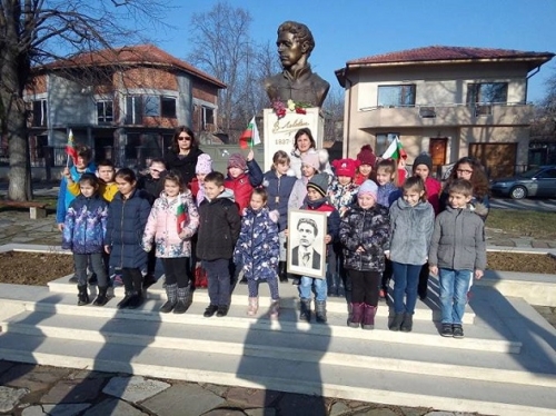 Деца с урок по родолюбие край паметник на Левски