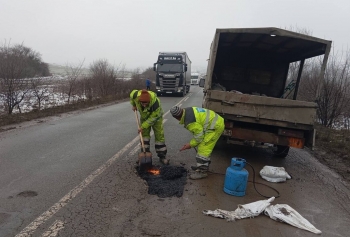 Най-накрая: Кърпят кратерите на пътя между Монтана и Враца
