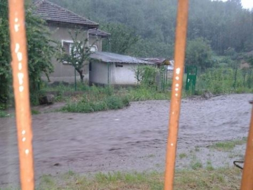 Ново бедствие във Врачанско! Село остана без ток и реколта СНИМКИ