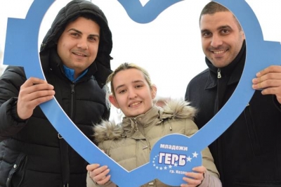 Младежка структура удари рамо на Animal help