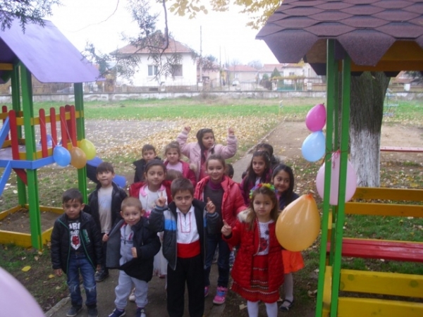 Децата в Криводол се радват на нова площадка 