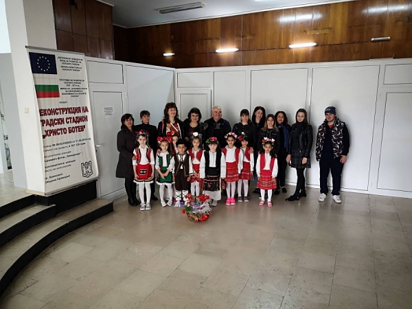 Малки лазарки посетиха община Криводол