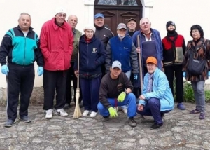 Прим дизайн Добрият пример: Пенсионери почистиха църковен двор /СНИМКИ/