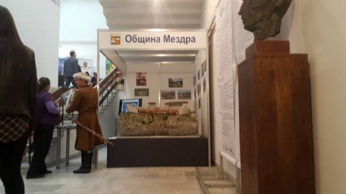 Модерен щанд с мултимедия представи Мездра в Търново.