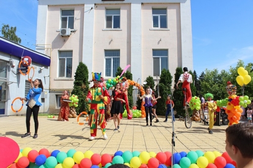 Стотици малчугани се забавляваха на площада в Кнежа