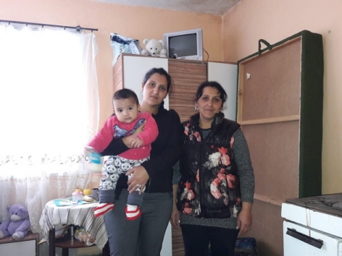 Спасяват семейство с 3 деца, останало без дом