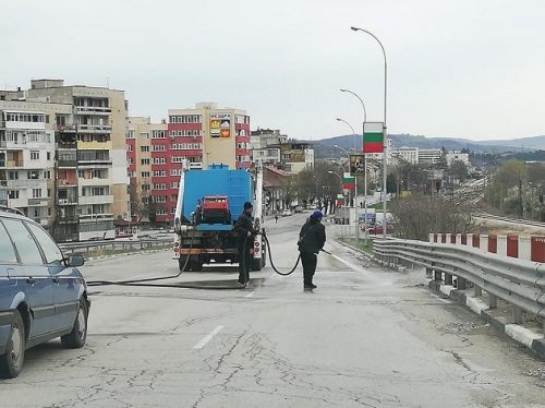 Кърпят и мият улици в Мездра