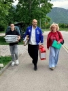 Младежи от защитено жилище получиха компютри и спално бельо