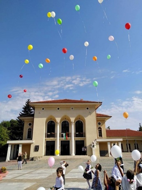 Балони и детски песни за първия учебен ден в Оряхово