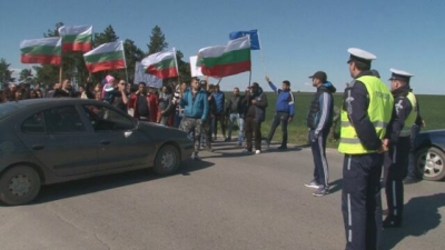 Жители излязоха на протест, искат ремонт на пътищата 