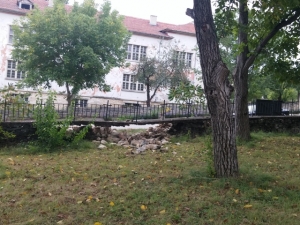 Увредиха каменната ограда на църквите в село Царевец  