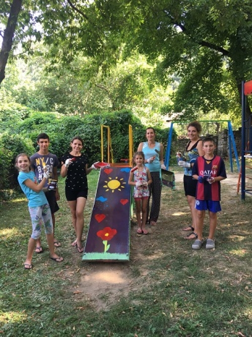 Деца и родители пребоядисаха детска площадка в Ребърково