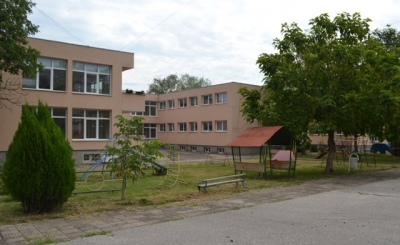 Ремонтират с близо 200 бона дворно пространство