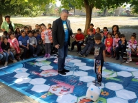 Директорът на „Теленор” игра с деца в Селановци 