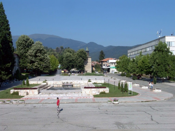 Раздават тротоарните плочки от площада в Берковица на граждани