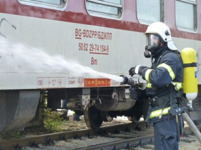 Влак дерайлира край Мездра, евакуират пътници