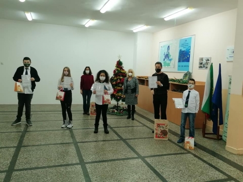 Отличиха с грамоти и подаръци учители и ученици от СУ Никола Войводов