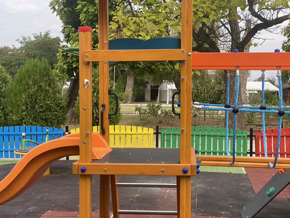 Вандали изпотрошиха обновена детска площадка
