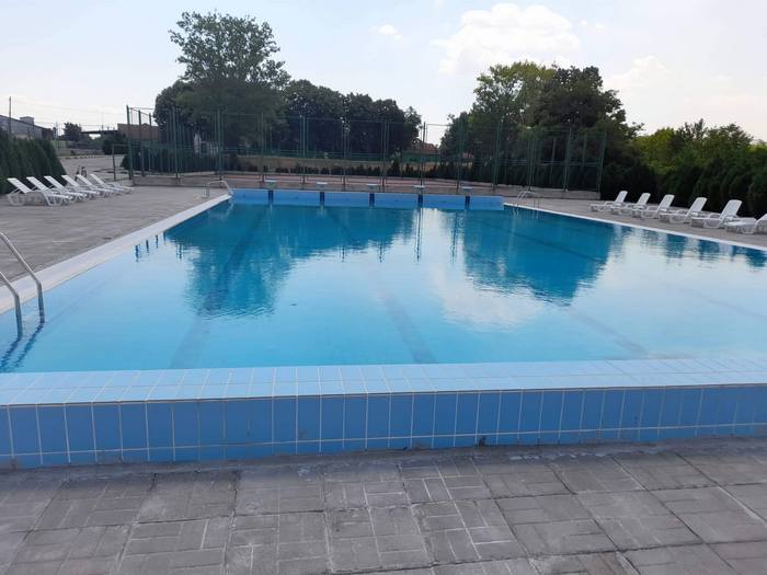 С дискотека привлича басейнът в Ново село