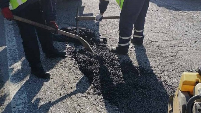 Жители на врачанско село сами запълват дупките по улиците