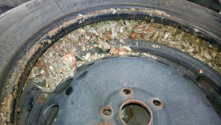 Хванаха контрабандни цигари, скрити в гумите на автомобил на