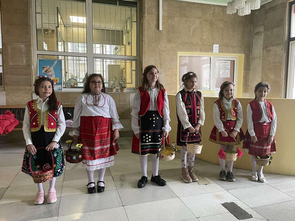 Лазарки влязоха в Община Мизия