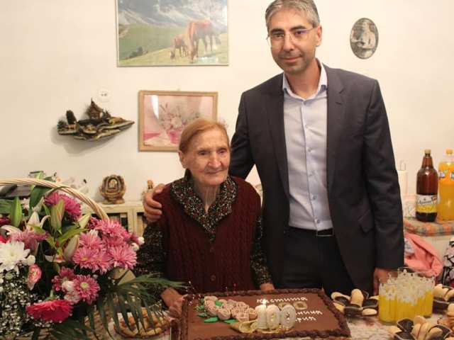 Кмет почете празника на столетник