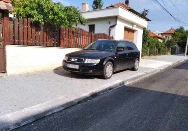 Шофьори паркират по новите тротоари на улица в Мездра
