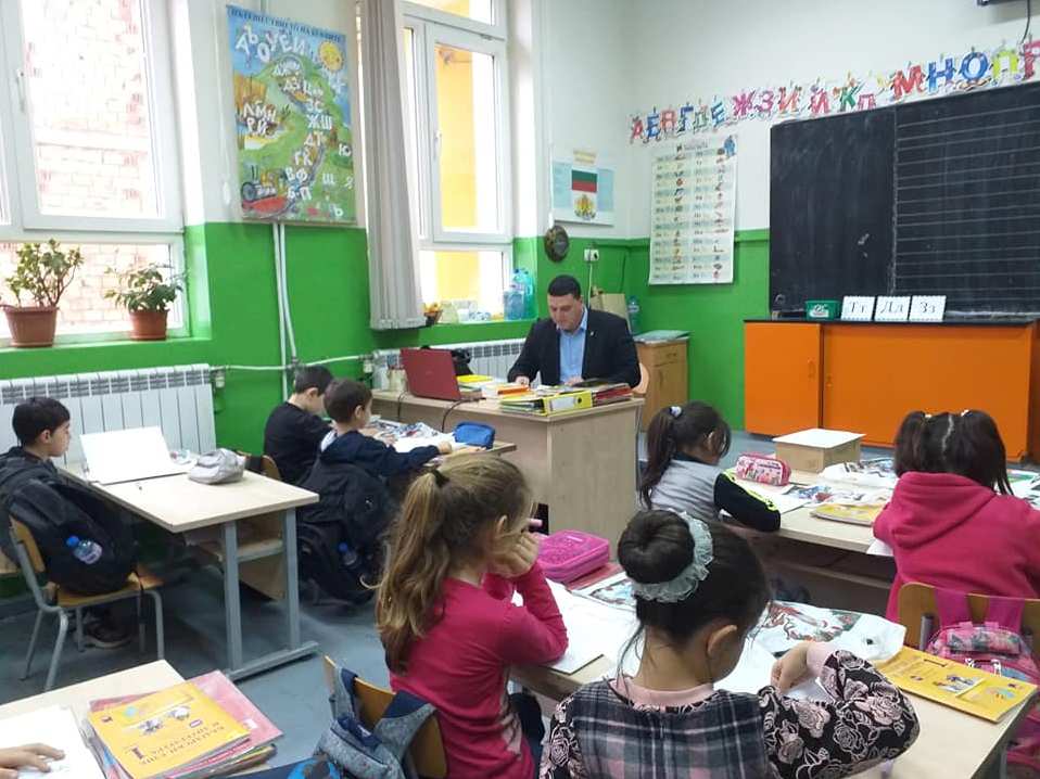 Кмет подари книги на първолаци