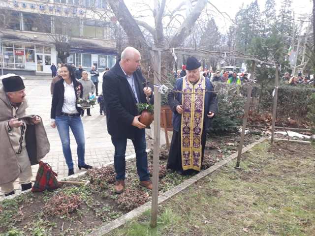 Градоначалник раздаде безплатно вино на съгражданите си