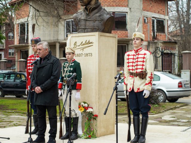 В Мездра се преклониха пред паметта на Апостола