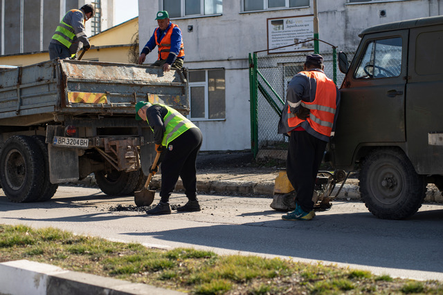 Започна „изкърпване“ на най-проблемните участъци в Мездра