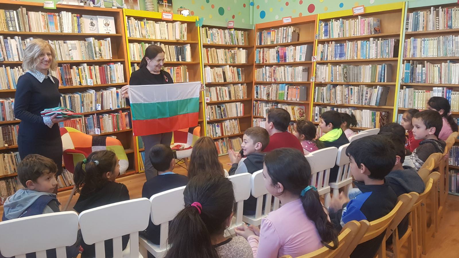 Деца се включиха в патриотичния час на библиотеката