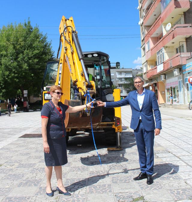 Ремонтират централният площад в Кнежа