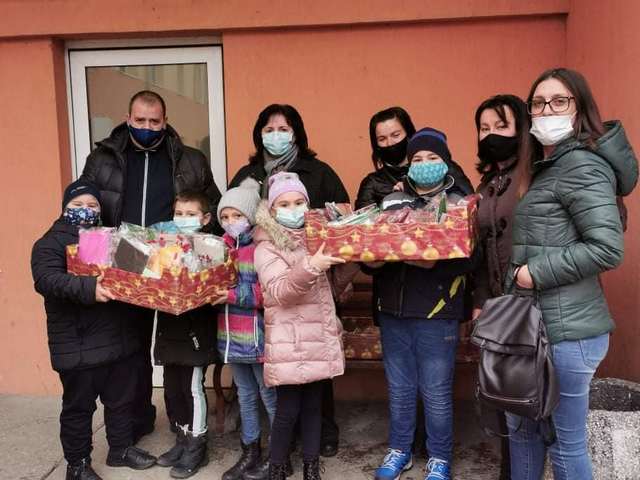 Малчугани зарадваха медици с картички