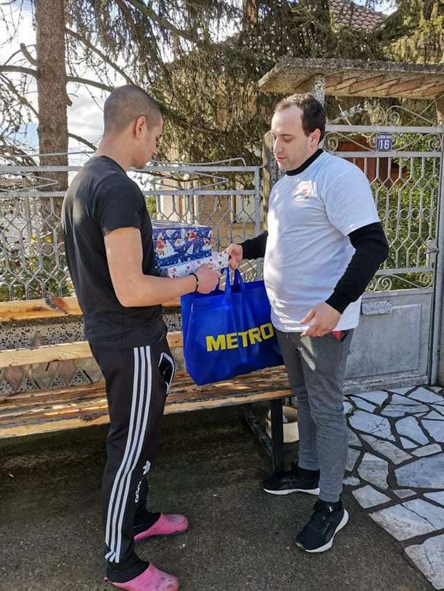 Дариха хранителни продукти на нуждаещи се семейства